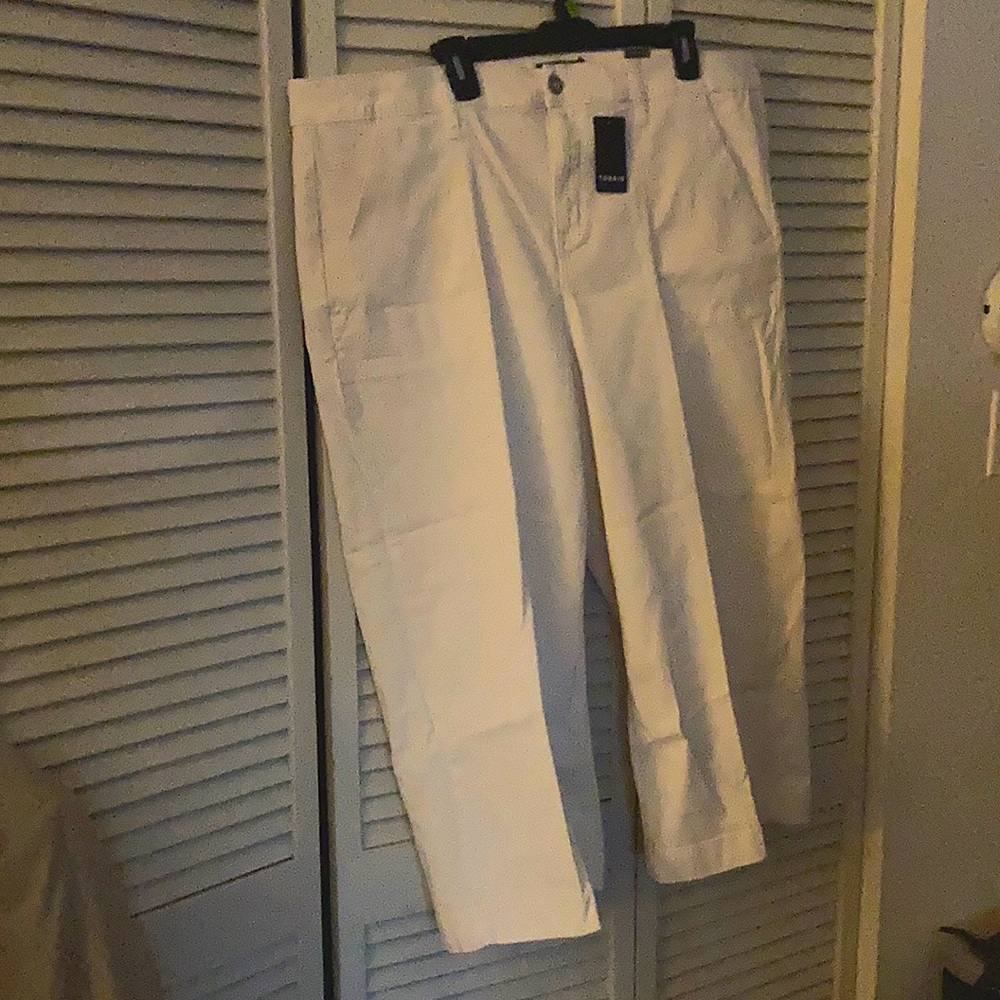 Women’s capri pants, never worn